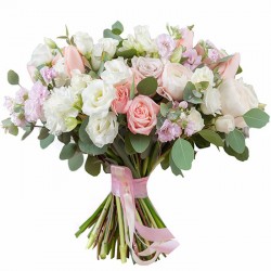 Ramo de flores con rosas y lisianthus