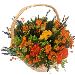 Cesta de flores secas y preservadas con tonos en color naranja.