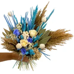 Flores preservadas y secas en colores azules celeste y beige.