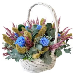 Cesta de rosas preservadas azules.