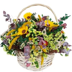 Cesta de flores con girasoles preservados.