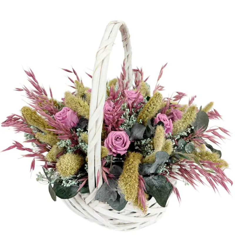 Cesta con rosas liofilizadas de color malva.