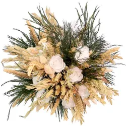 Ramo de flores secas con espigas de trigo y rosas blancas liofilizadas.