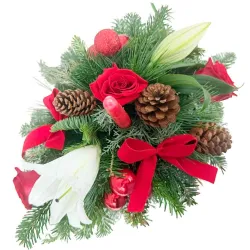 Centro navideño con vela roja, ramas de abeto, lazos y piñas.