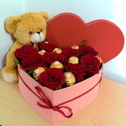 Centro de rosas con forma de corazón, bombones ferreros y osito teddy