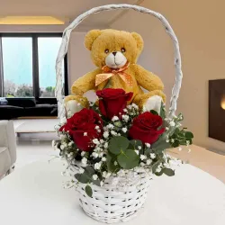 Enviar tres rosas rojas con un peluche.