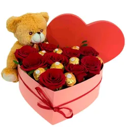 Corazón de rosas, peluche y bombones a domicilio en Madrid.