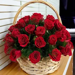 Composición floral hecha con 36 rosas rojas y verdes variados. Venta en Madrid.