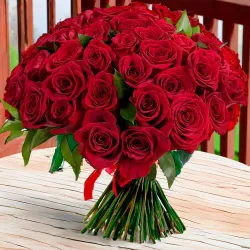 Precio de ramo de 50 rosas rojas en Madrid. Envíos en el día.