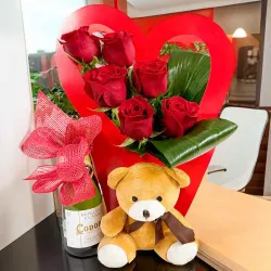 Rosas rojas y peluche para San Valentín.