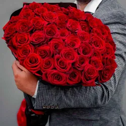 Ramo de 50 rosas rojas.