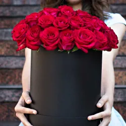 50 rosas rojas en sombrerera negra