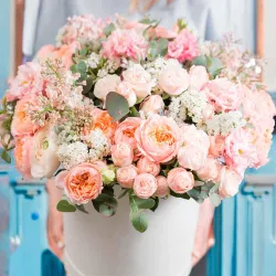 Arreglo floral hecho en sombrerera blanca.