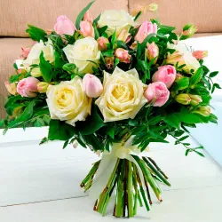 Ramo hecho con tulipanes rosados y rosas blancas.