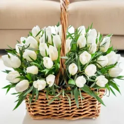 Canasta hecha con tulipanes blancos a domicilio en Madrid