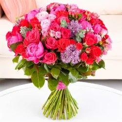 Ramo hecho con peonias, rosas freedom y rosas de jardín