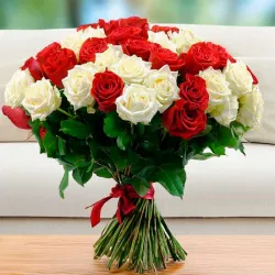 Ramo de flores hecho con rosas rojas y blancas.