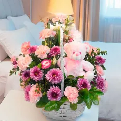 Cesta de flores con peluche para nacimiento de una niña