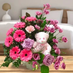 Regalar flores y peluches para celebrar la llegada de un bebé