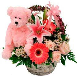 Centro de flores con osito rosa para regalar a una máma con bebé recién nacido