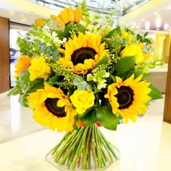 Ramo de girasoles y rosas amarillas