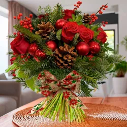Ramo con flores rojas y rosas para Navidad en Madrid