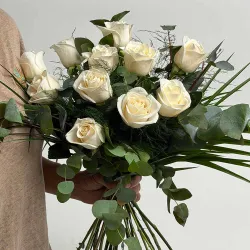 Mujer con ramo de 12 rosas blancas en Madrid