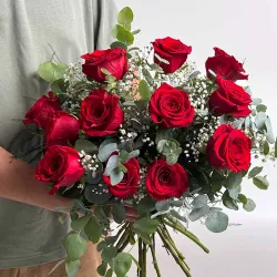 Hombre con un ramo con doce rosas rojas en Madrid