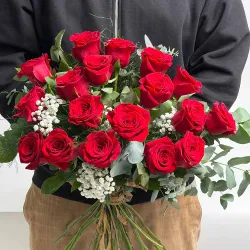 Hombre con ramo de 18 rosas rojas en Madrid