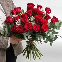 Mujer con ramo de 24 rosas rojas a domicilio en Madrid