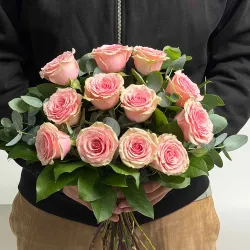 Envía una docena de rosas rosadas a domicilio en Madrid