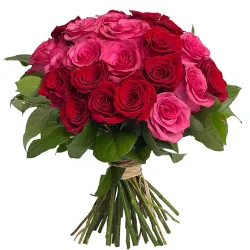 Ramo de flores hecho con rosas de dos colores. Rojas y rosadas