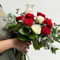 Ramo hecho con rosas rojas y blancas.
