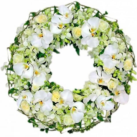 Corona de orquídeas blancas
