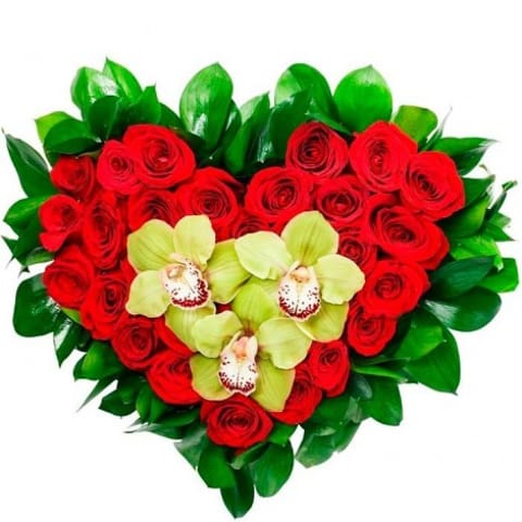 Corazón de rosas y orquídeas
