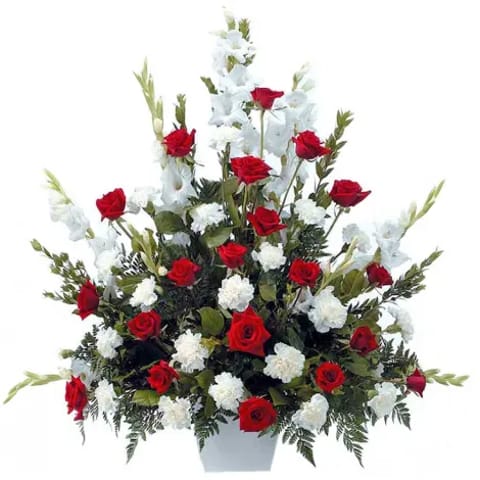 Centro de flores para funeral en Madrid. Gladiolos blancos y rosas rojas.