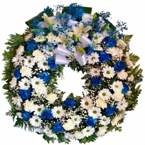 Corona de flores para condolencias azul en tanatorios de Madrid.