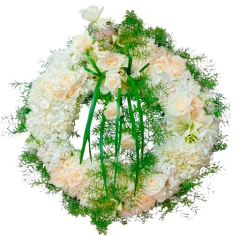 Corona de flores para condolencia en tanatorio de fuencarral en Madrid.