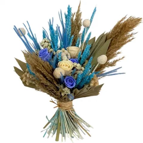 Ramo de flores secas y preservadas en color azul y beige.