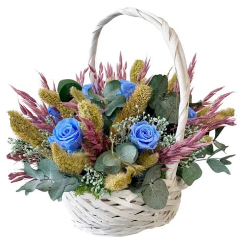 Cesta de rosas preservadas azules.