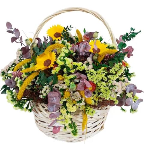 Cesta de flores con girasoles preservados.