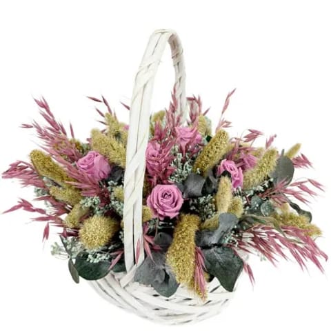 Cesta con rosas liofilizadas de color malva.