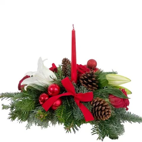 Centro de Navidad con una vela roja, piñas y lirios