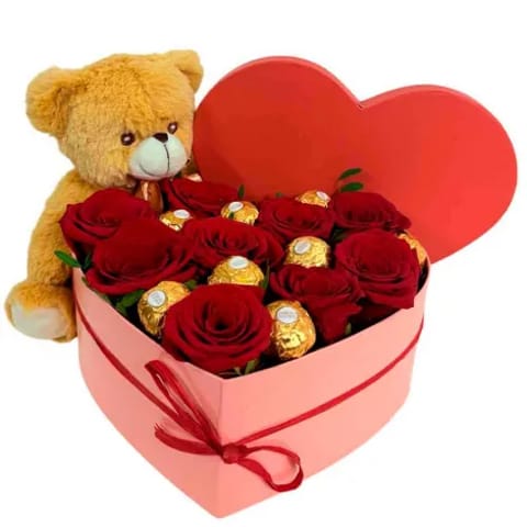 Corazón de rosas, peluche y bombones a domicilio en Madrid.