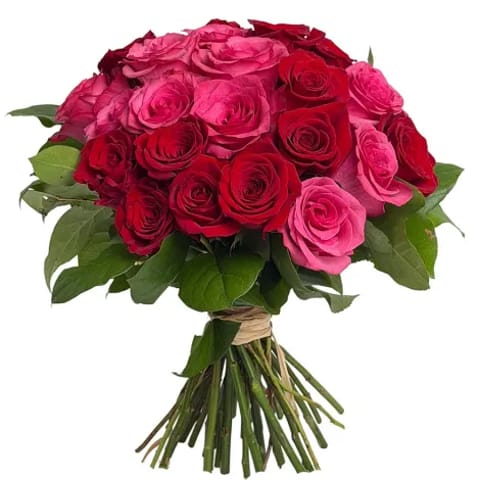 Ramo de flores hecho con rosas de dos colores. Rojas y rosadas