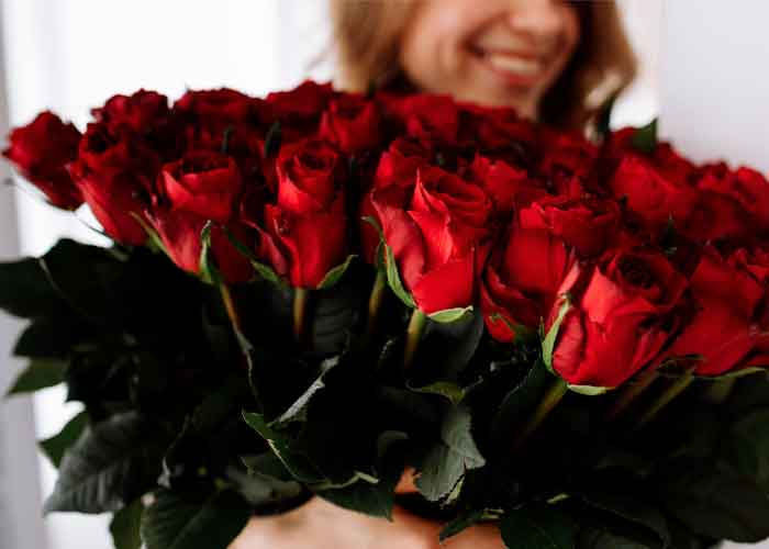 Ramo de 50 rosas rojas.